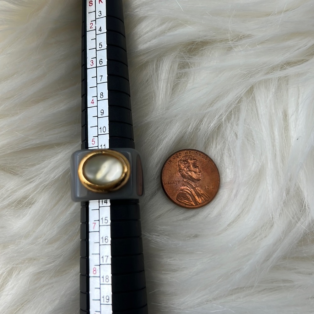 Gray resin ring with pale yellow stone -size 6